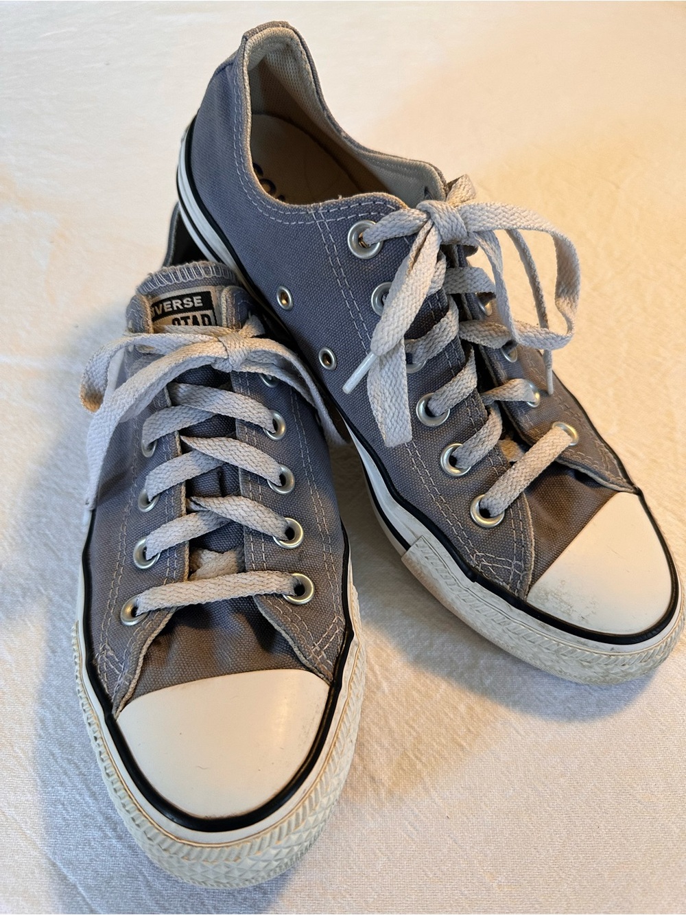 ⭐️ Converse Ladies 8 Low Top Sneakers - Gray Canvas with White Trim
